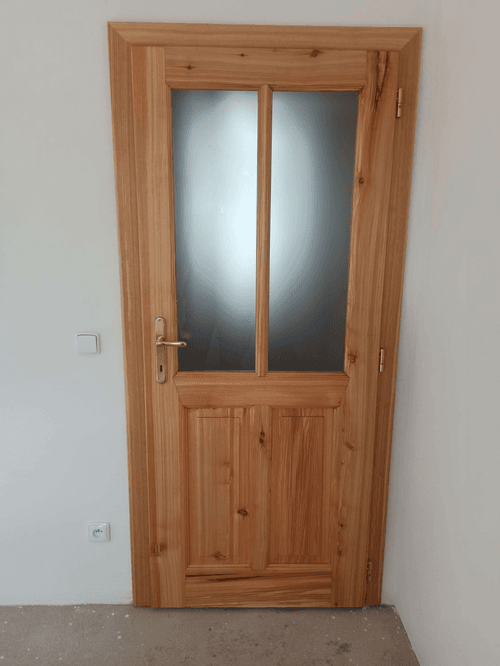 Modřínové interiérové dveře s kováním Elegant a sklem Matelux