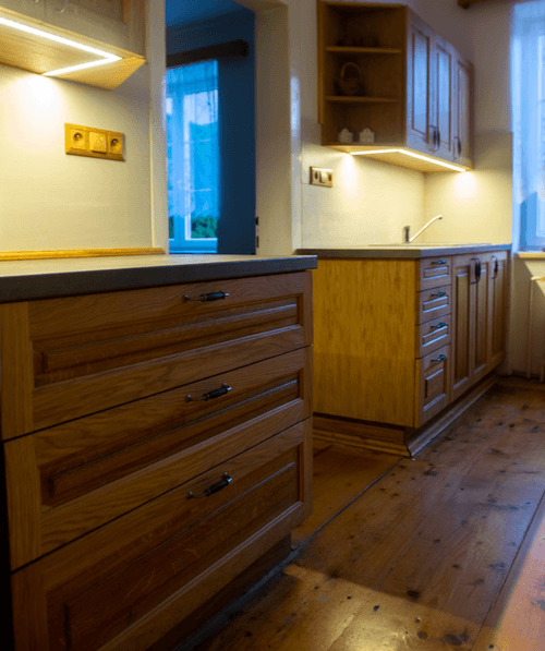 Kuchyň vyrobená z dýhované laťovky a s masivními dubovými dvířky, kuchyň je natřena voskovým olejem