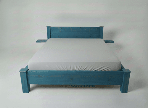 Borovicová postel s poličky s vestavěnou zásuvkou, nátěr pigmentovaný olej Adler. Rozměr 160x200 cm. Cena od 30 000 kč