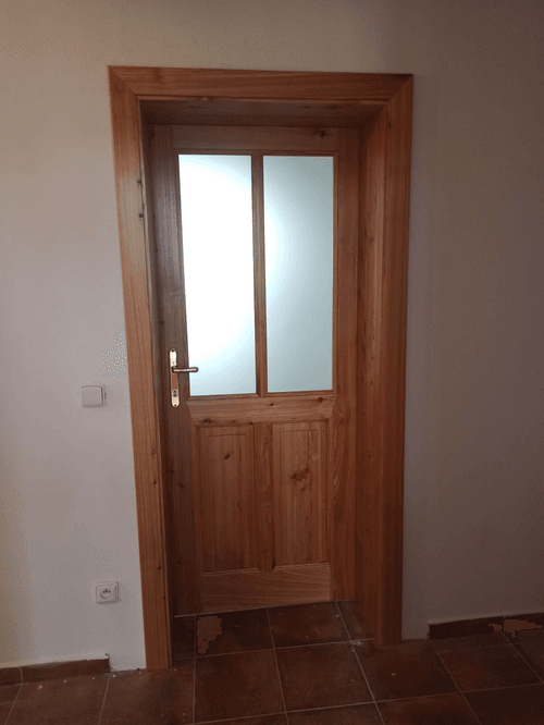 Modřínové interiérové dveře s kováním Elegant a sklem Matelux