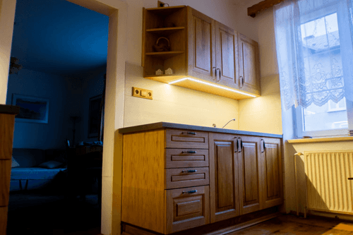 Kuchyň vyrobená z dýhované laťovky a s masivními dubovými dvířky, kuchyň je natřena voskovým olejem