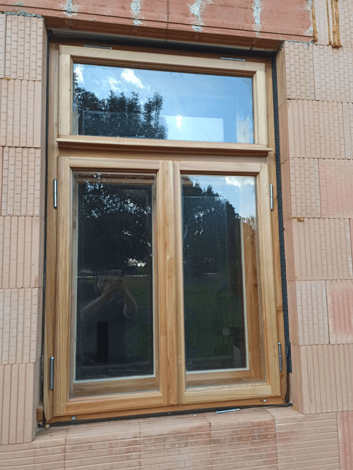 Modřínová špaletová okna se světlíkem, okenní rozvorou Elegant a povrchovým nátěrem Osmo. Okno je osazeno zadlabávacími  panty.