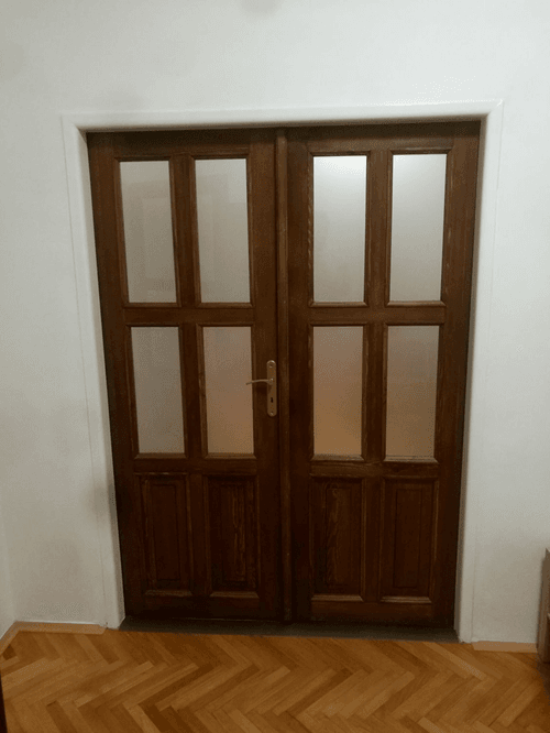 Dvoukřídlé dveře, masivní borovice, skleněné tabule, hnědá lazura