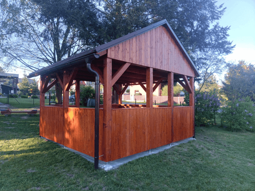 Dřevěný Altánek z KVH hranolu natíraný lazurou Remmers, vytvořeno pobití z palubek  a se střešní krytinou  šindel