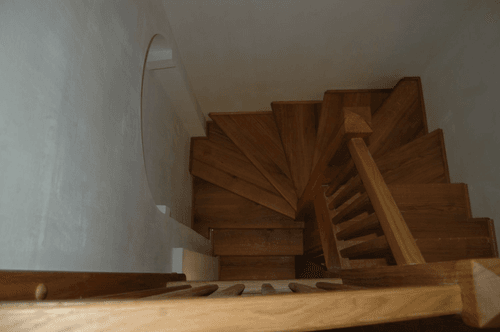 Točité schodiště z dubu, natřeny voskovým olejem