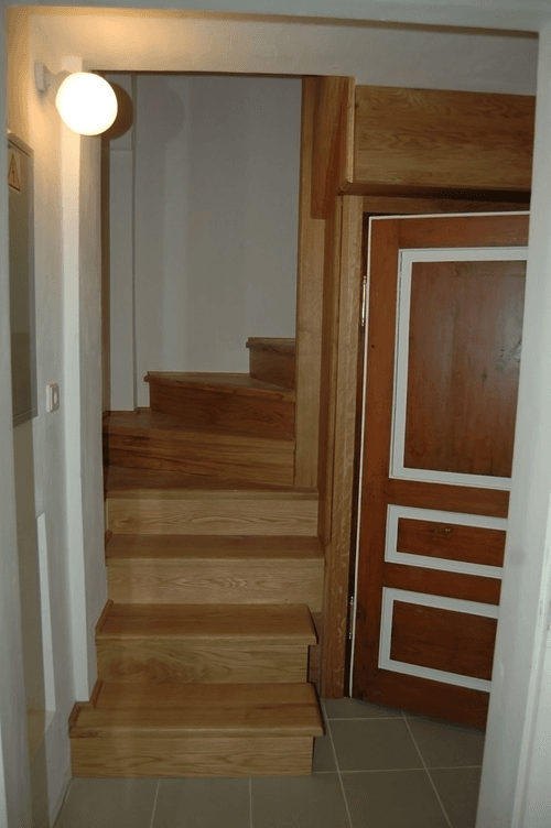 Masivní dubové schodiště ve tvaru U