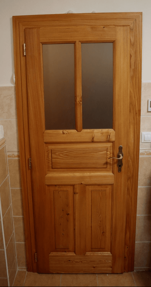 Modřínové interiérové dveře s panty trio 15 TKZ se sklem Matelux, nátěr lazura s pigmentem