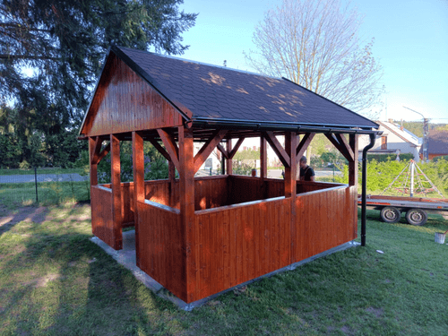 Dřevěný altán z KVH hranolu, okapové svody, nátěr remmers a asvaltová krytina