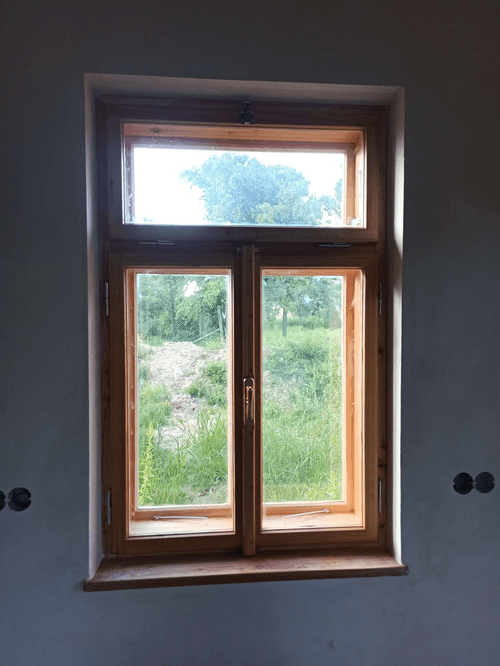 Modřínová špaletová okna se světlíkem, okenní rozvorou Elegant a povrchovým nátěrem Osmo. Okno je osazeno zadlabávacími  panty.