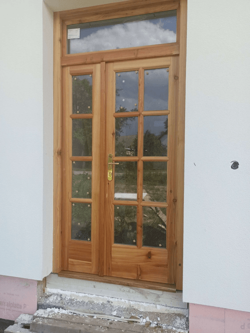 Dvoukřídlé modřínové dveře se světlíkem