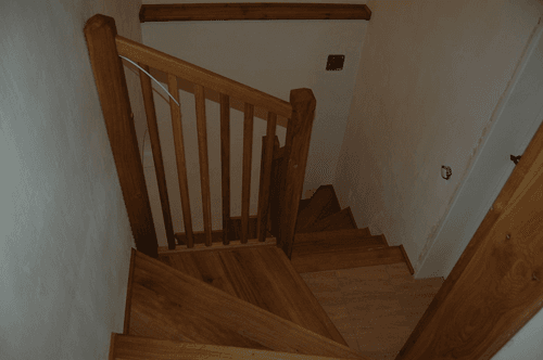 Dubové točité schodiště ošetřeno voskovým olejem